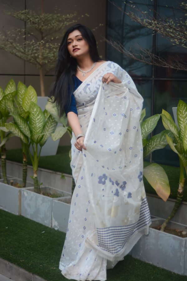 সাদা রঙের জামদানি শাড়ি