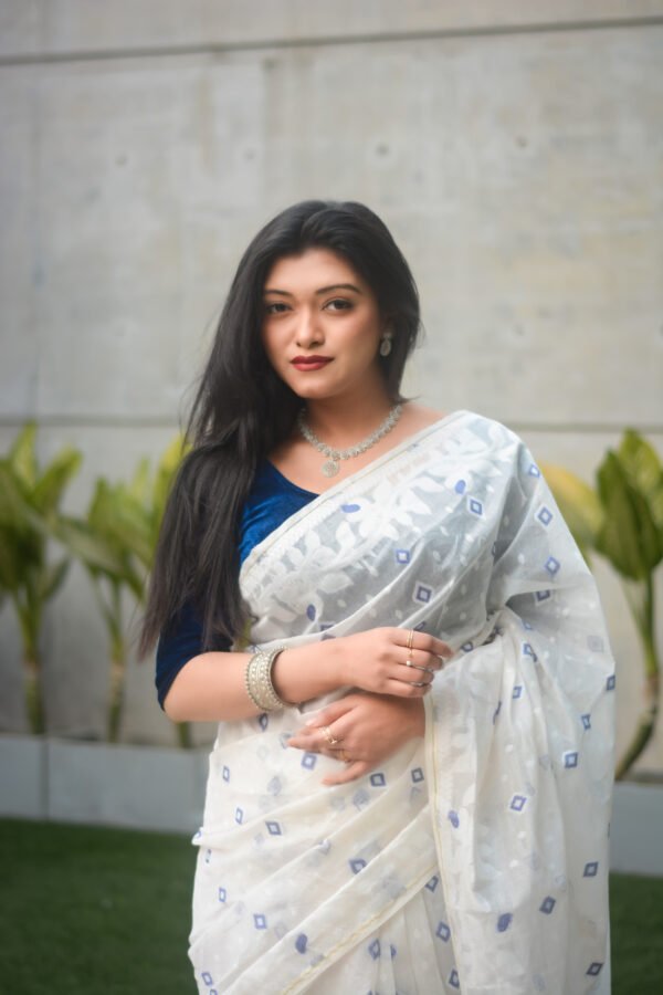 সাদা রঙের জামদানি শাড়ি - Image 2
