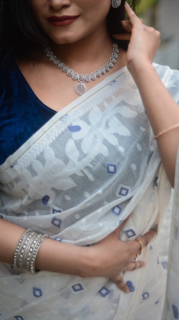 সাদা রঙের জামদানি শাড়ি - Image 4