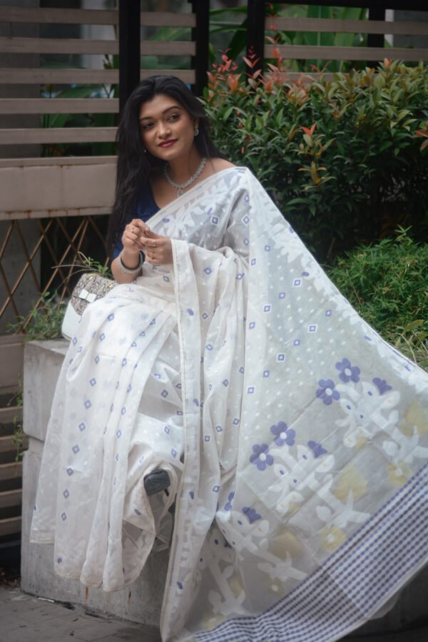 সাদা রঙের জামদানি শাড়ি - Image 3